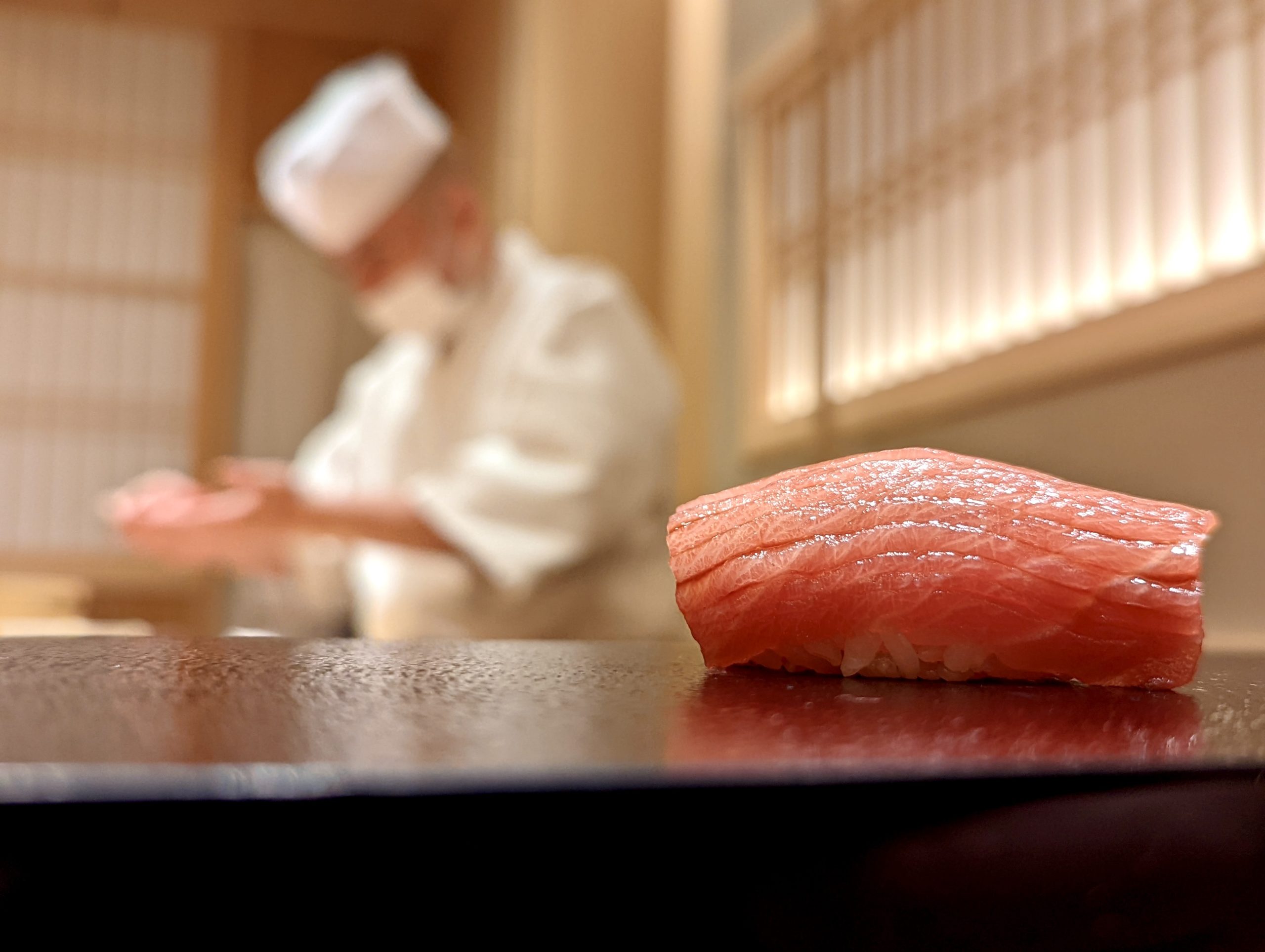 【東京グルメ】「●●●」の隣で華麗な仕事とセンスで作り出す寿司は絶品『鮨しゅんじ』