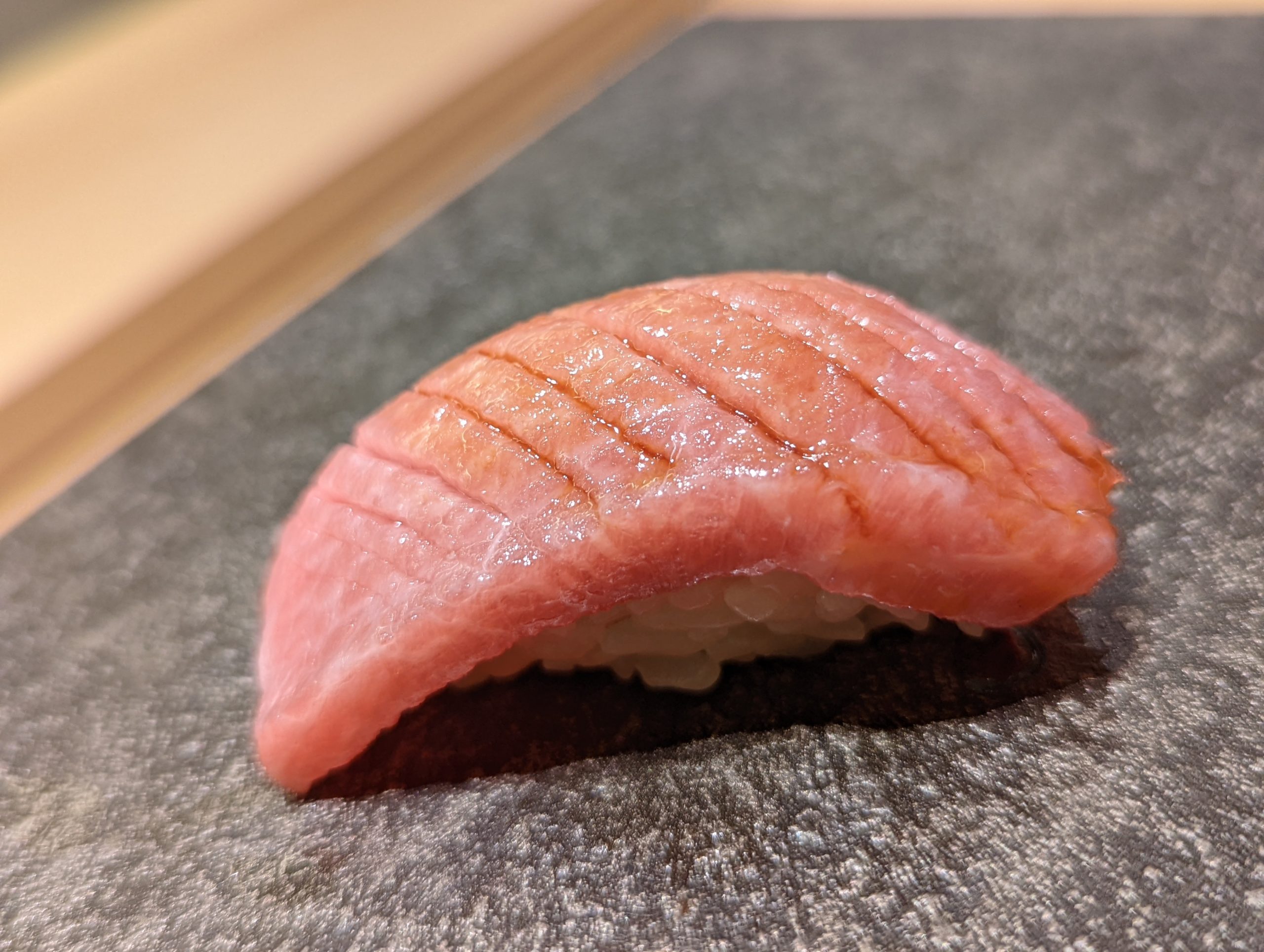 極上のまぐろを筆頭にネタとシャリの温度を可視化した寿司を堪能できる東京の超人気寿司店「●●●」