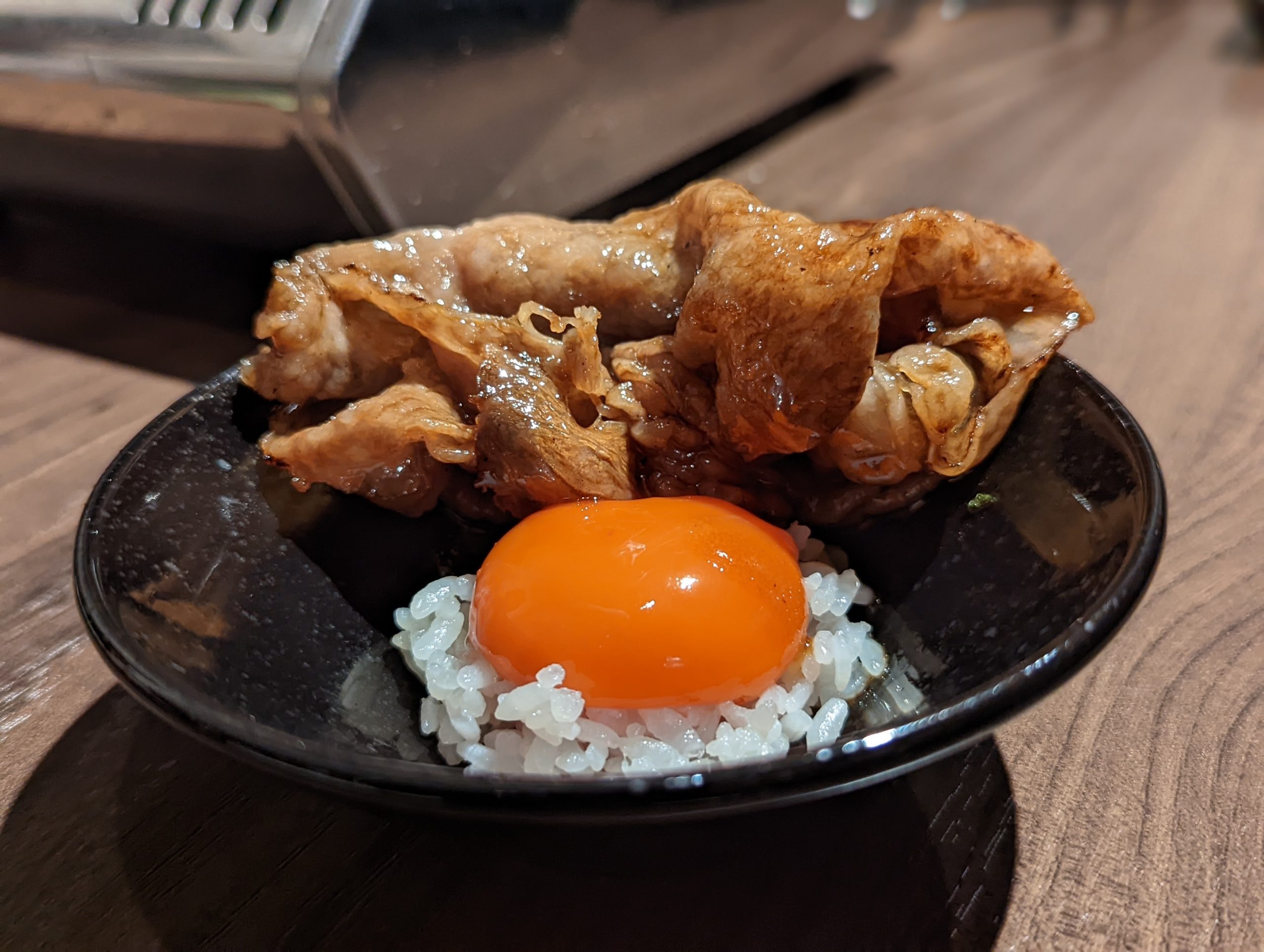 東京・西新宿で手頃な価格で味わえて、有名焼肉店での修業経験とある焼肉屋「白か黒」