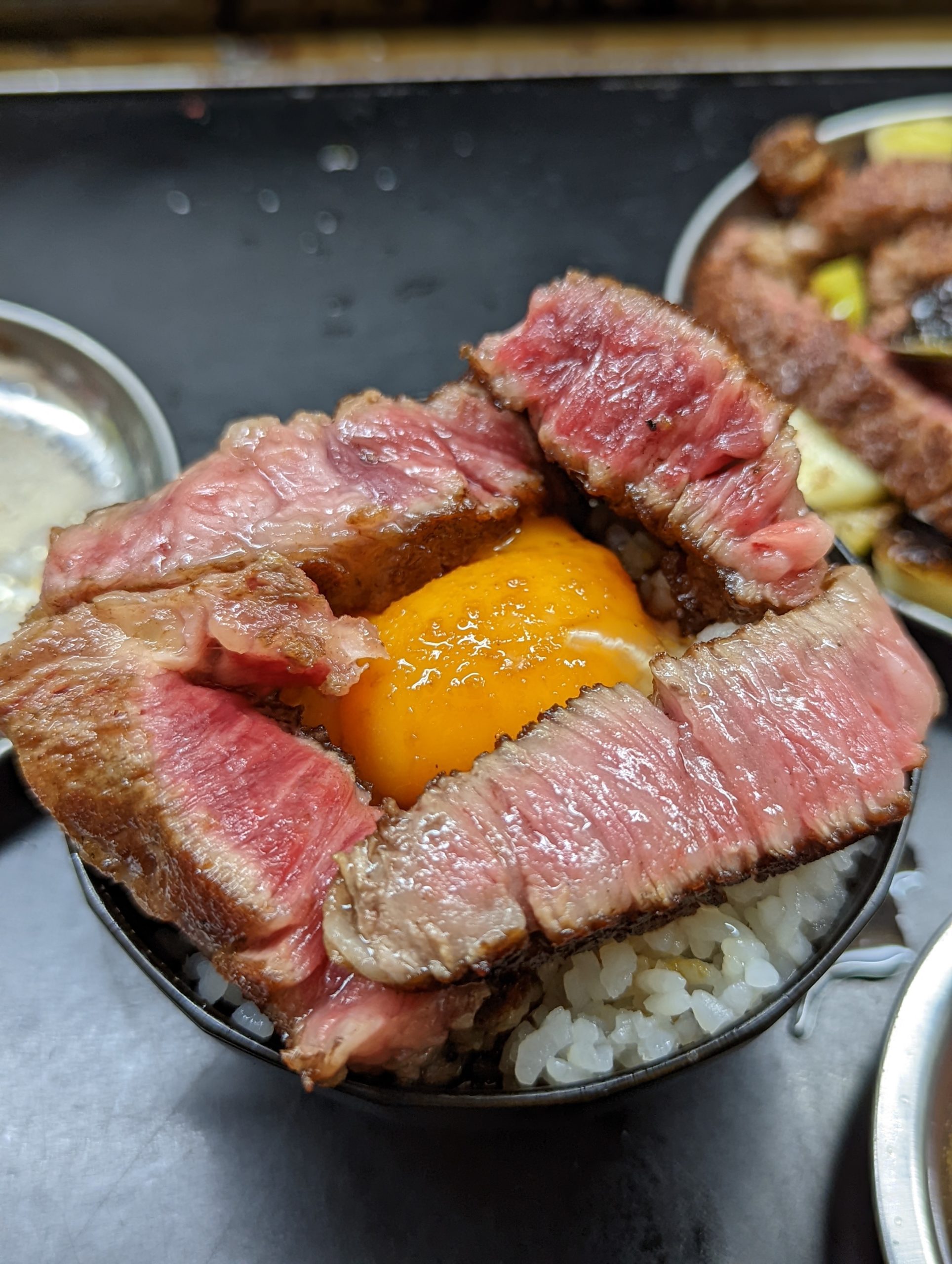特製のタレで食べさせるハラミやシャトーブリアンを筆頭に何を食べても絶品の焼肉屋「●●●」
