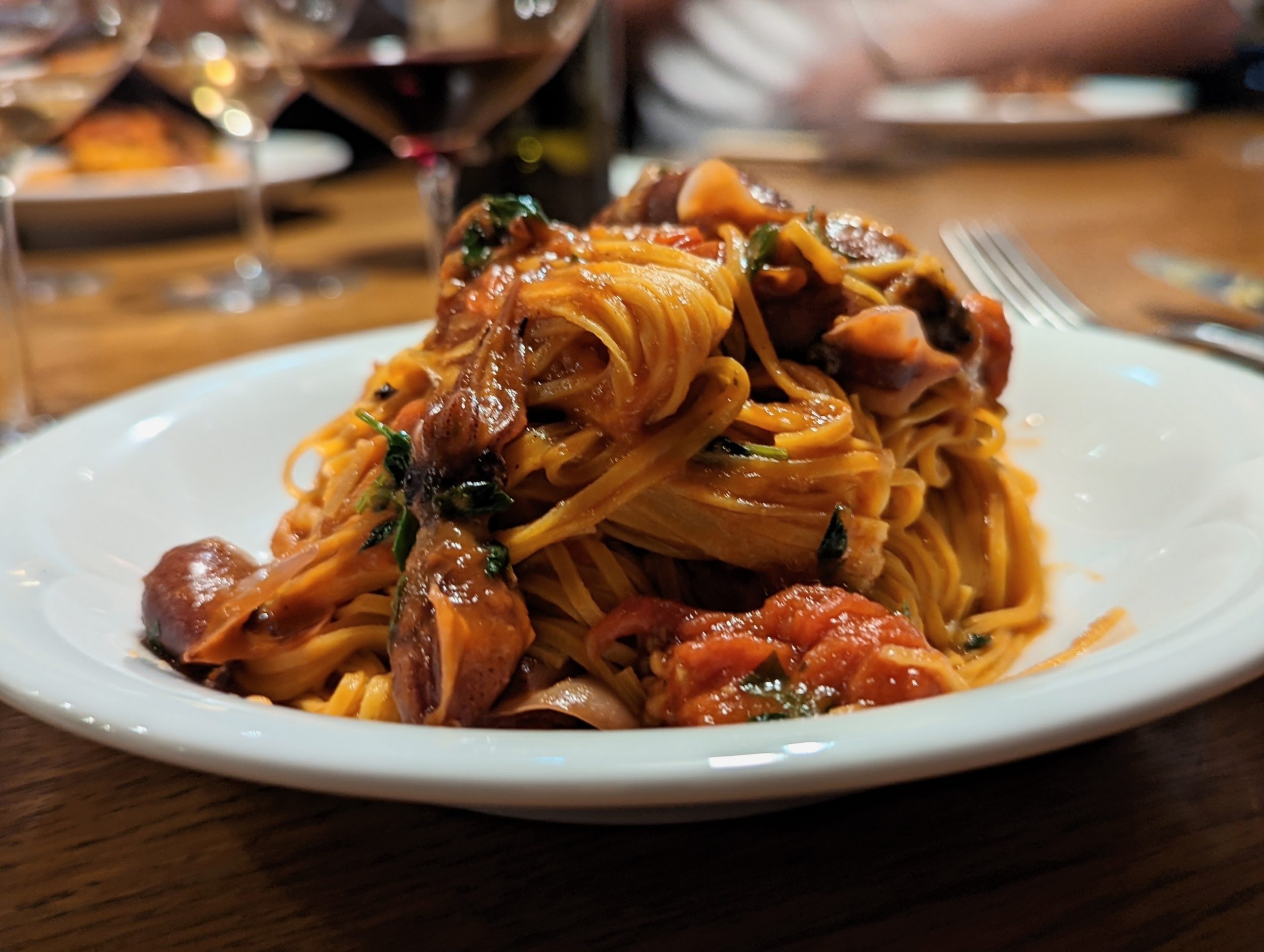 シェフがワンオペで手掛けるイタリア料理と自然派ワインのペアリングのお店「●●●」