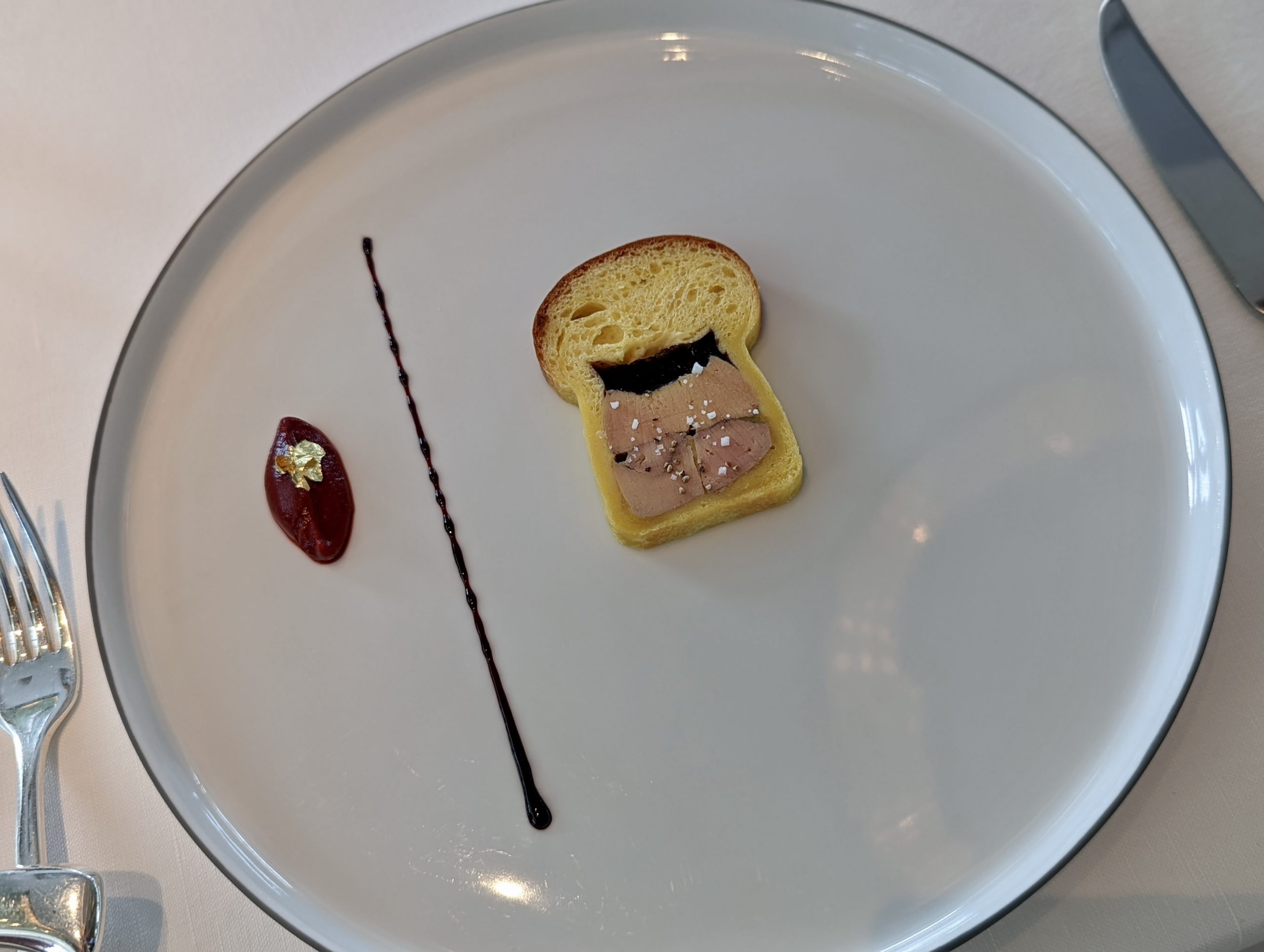 東京・日本橋にある伝統的なフランス料理の技法にモダンな要素を取り入れたフレンチ「●●●」