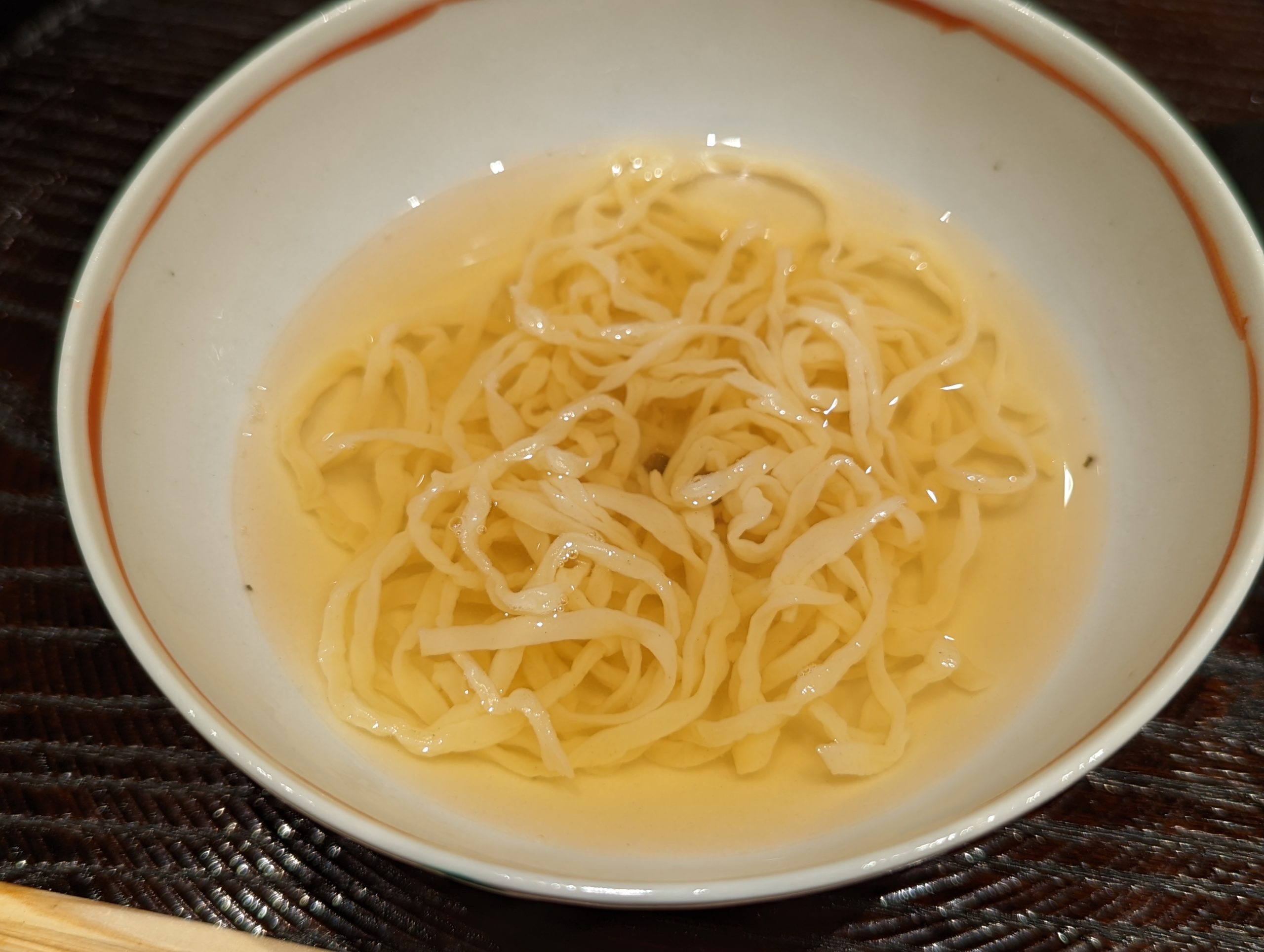 和食の概念を超えて、日本の食として広く認知されている料理を常に研究している京都の期待の新店舗「●●●」