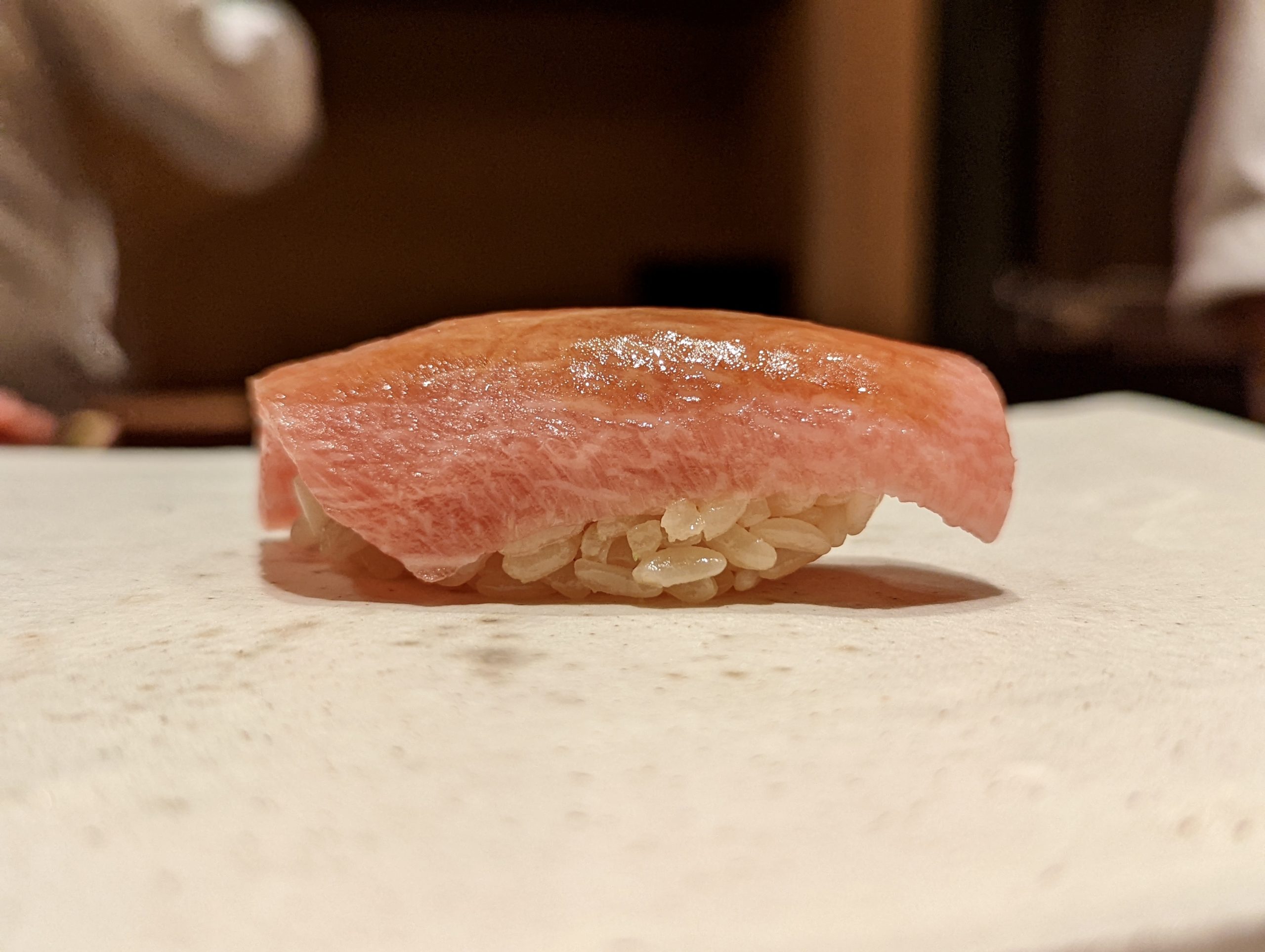 「●●●」のDNAを引き継ぎ、美味しさと楽しさを兼ね備えた寿司屋「鮨 龍次」郎