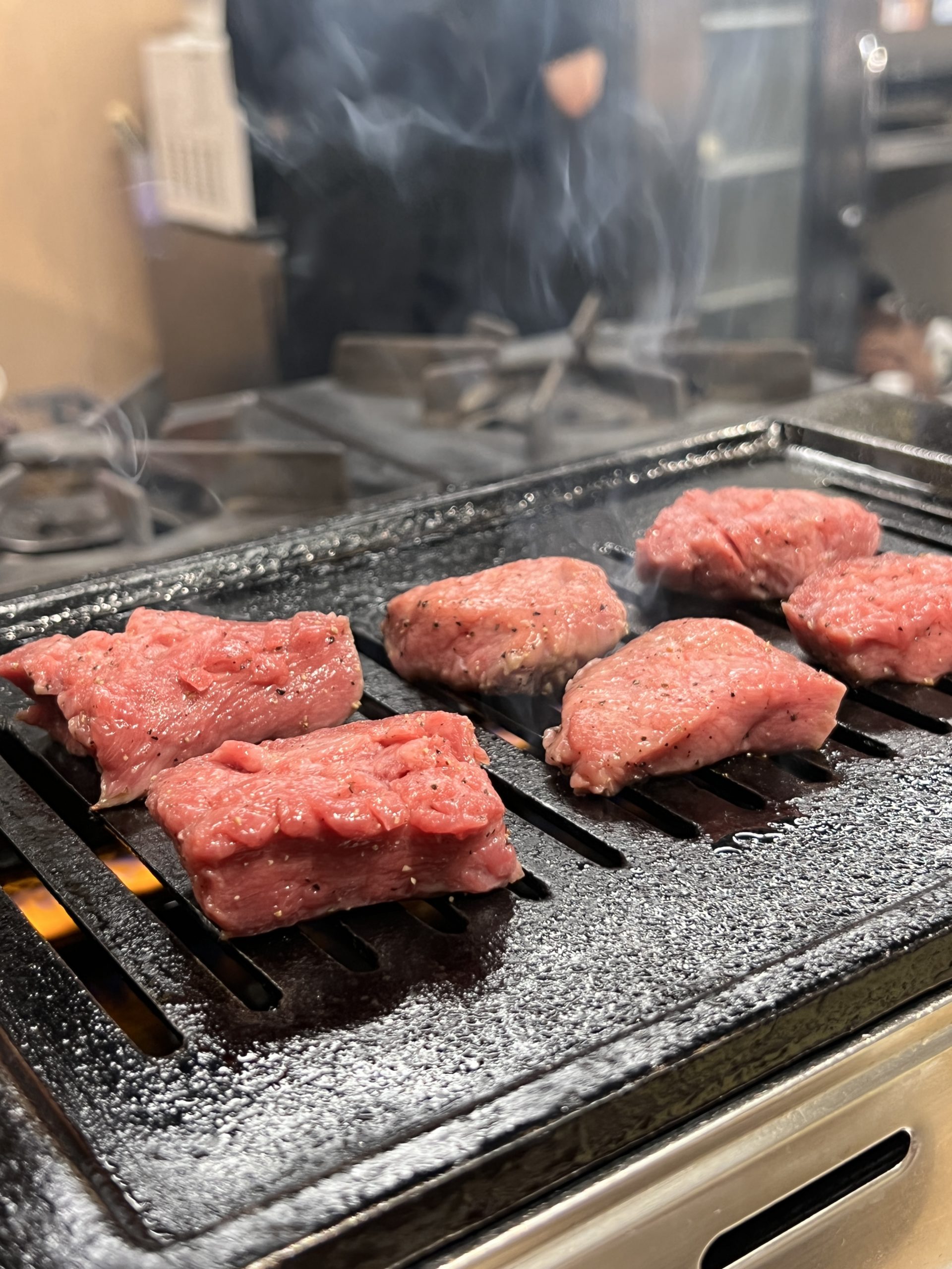 カウンターの前で手切りでカットする豪快な浪速焼肉！【●●●】