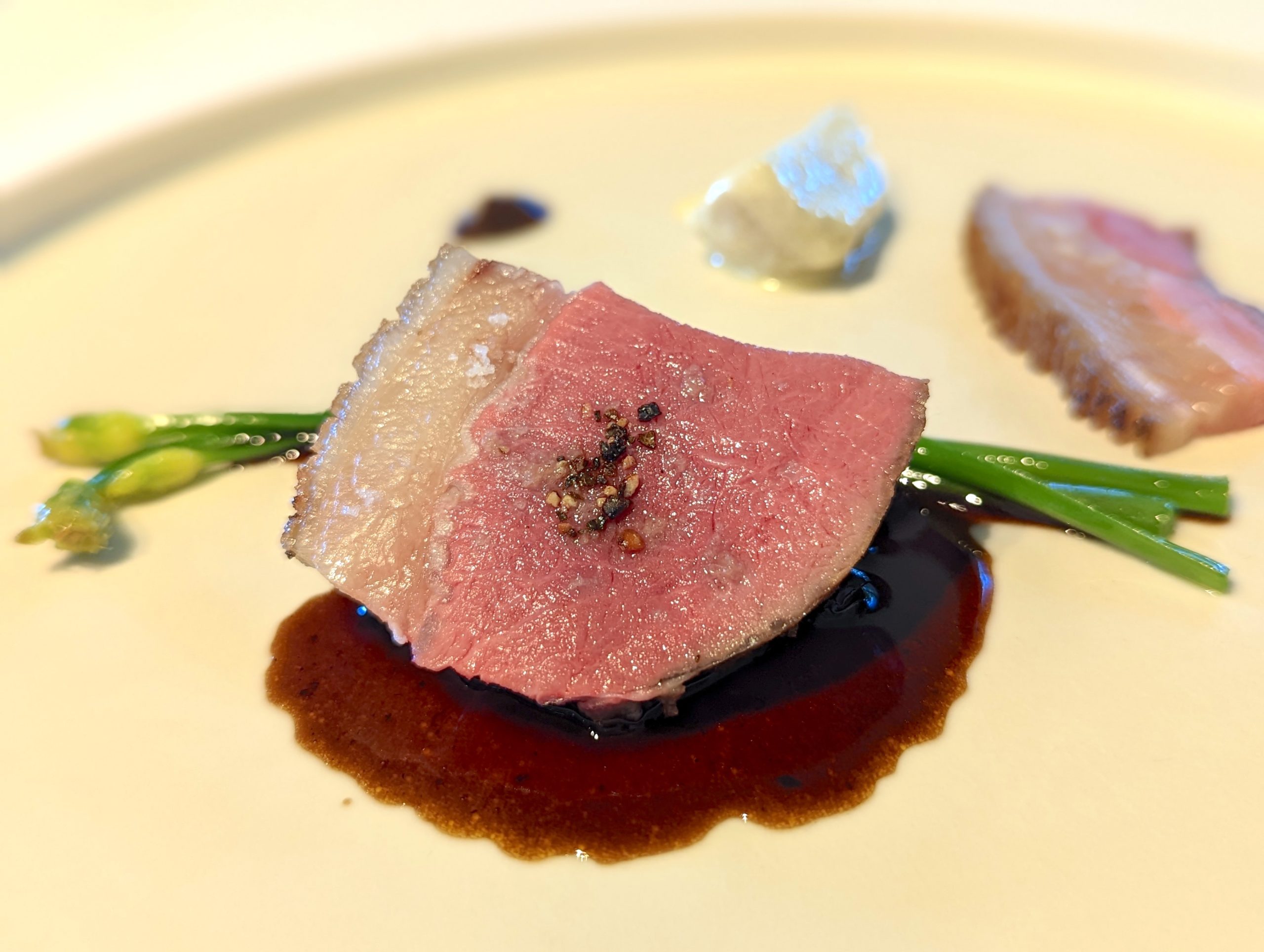「chasse(狩り)」「peche(漁)」「Nature(自然)」を元に新潟県の食材で料理を提供してくれる「●●●」