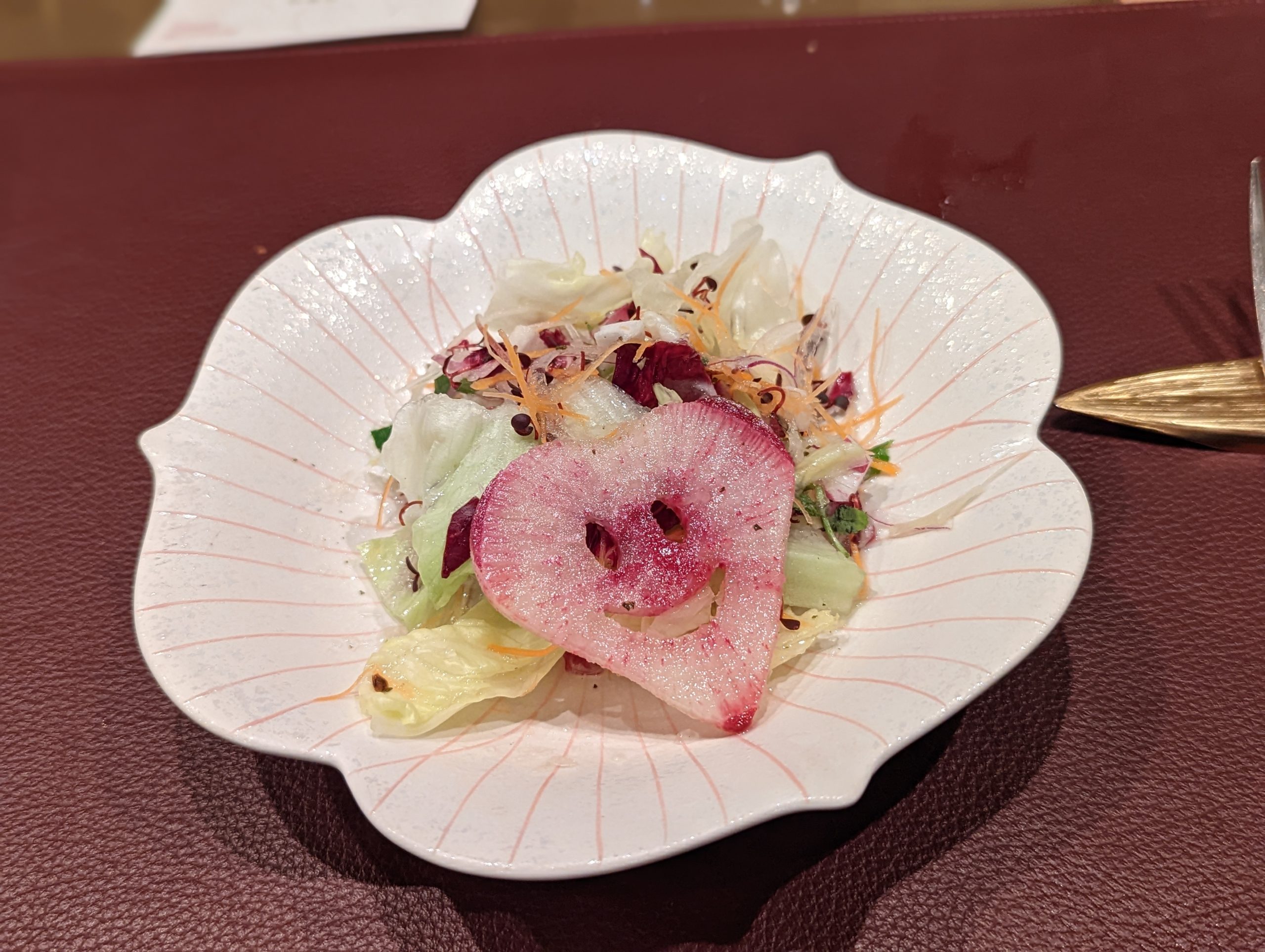 フレンチをベースにしながら、分子ガストロノミーや日本料理、中華料理などのエッセンスも取り入れたシェフオリジナルの料理が楽しめる「●●●」