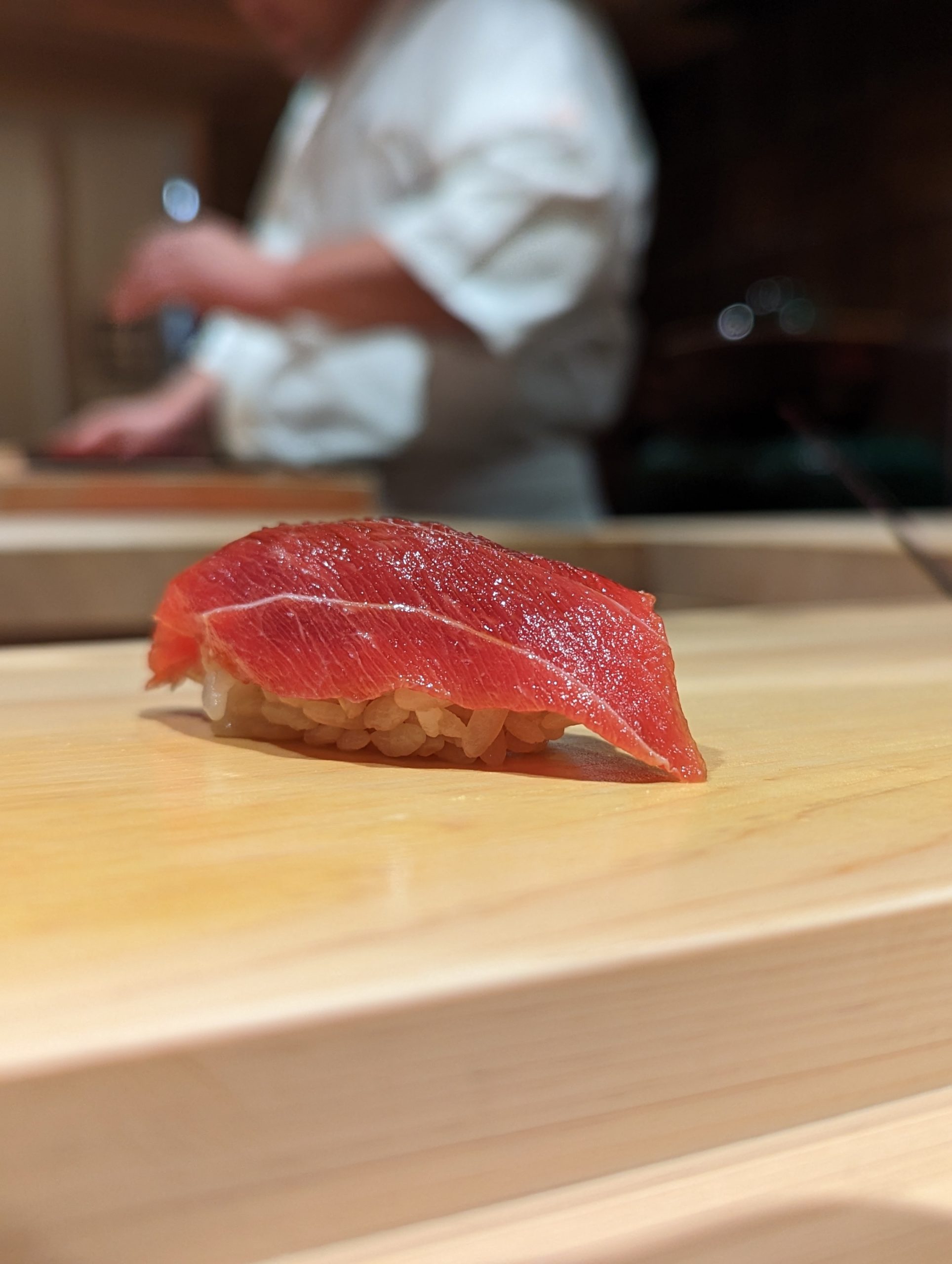 海味出身の大将が手掛ける活気溢れる寿司屋「●●●」
