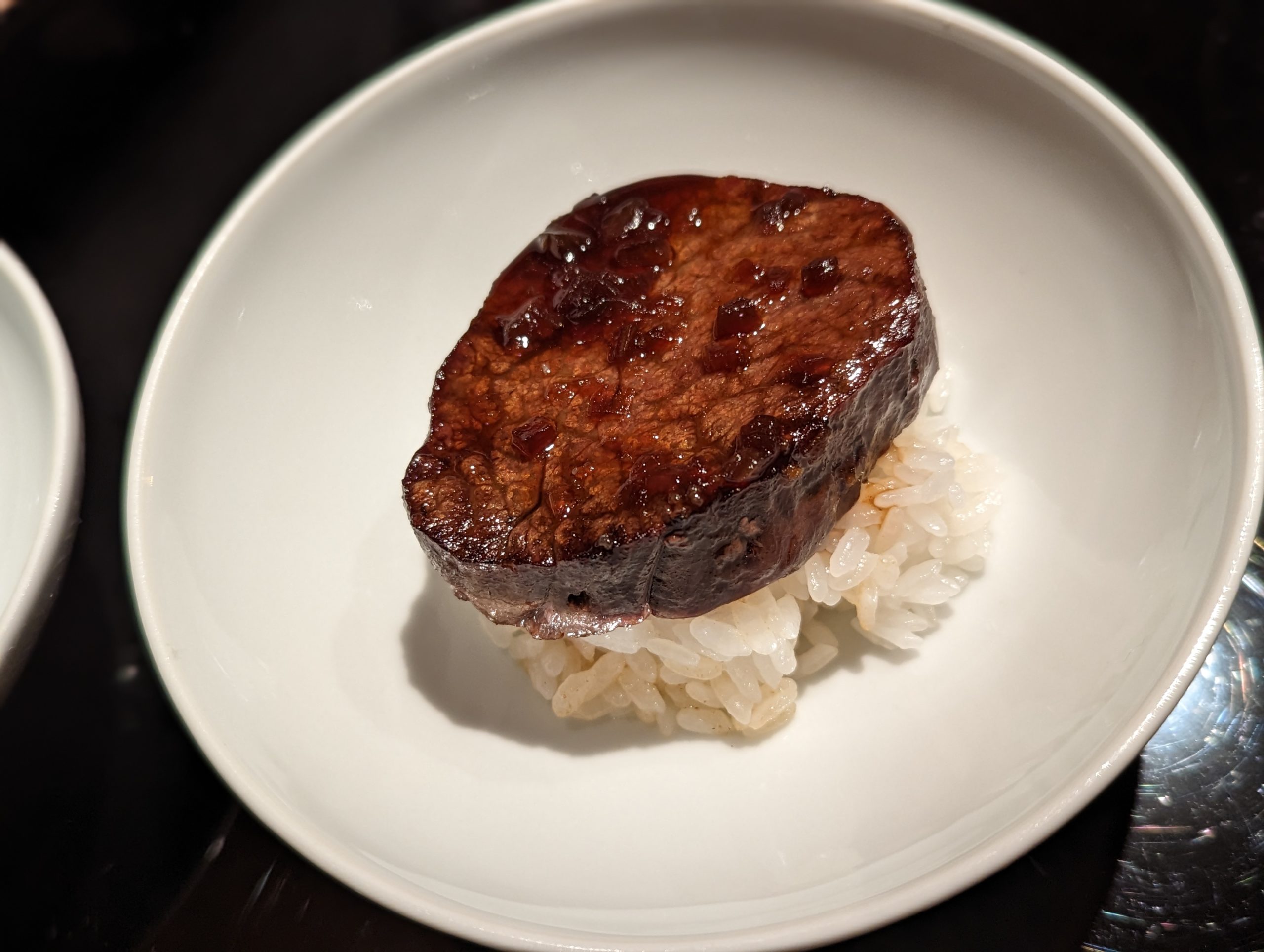 東京・麻布十番で薪焼きで提供される絶品料理で味わう最高の料理「●●●」