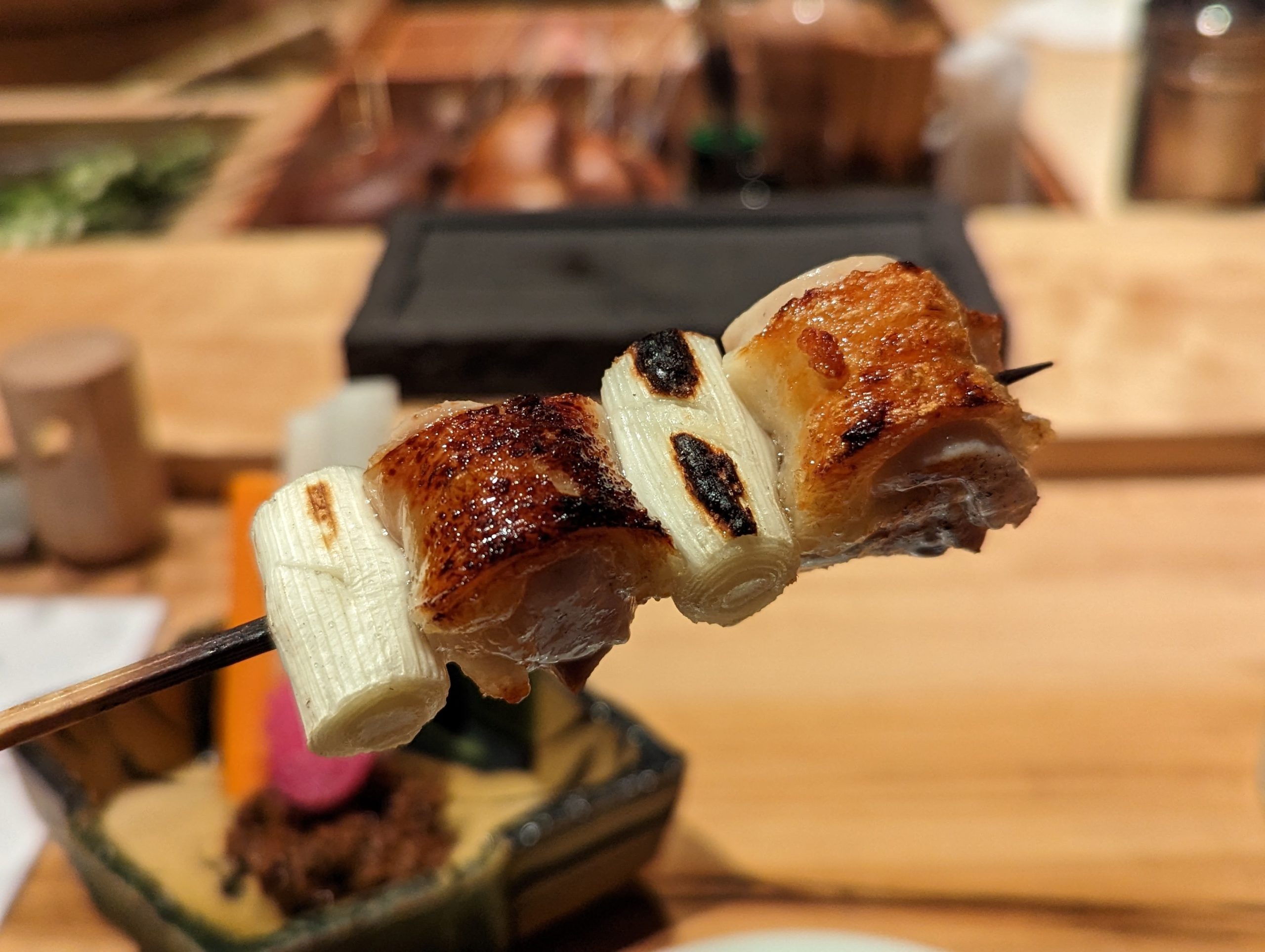 福岡・平尾が全国に誇る焼き鳥のお店「●●●」で、世界的にも希少な「高坂鶏」の絶品焼鳥を味わう！