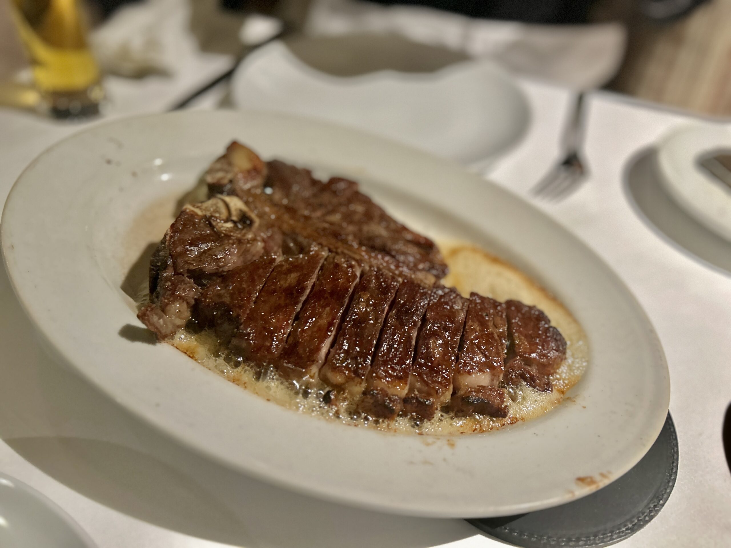 ＜TERIYAKI美食倶楽部＞コリドー街を見下ろす新名所で、極上のステーキを味わう「●●●」