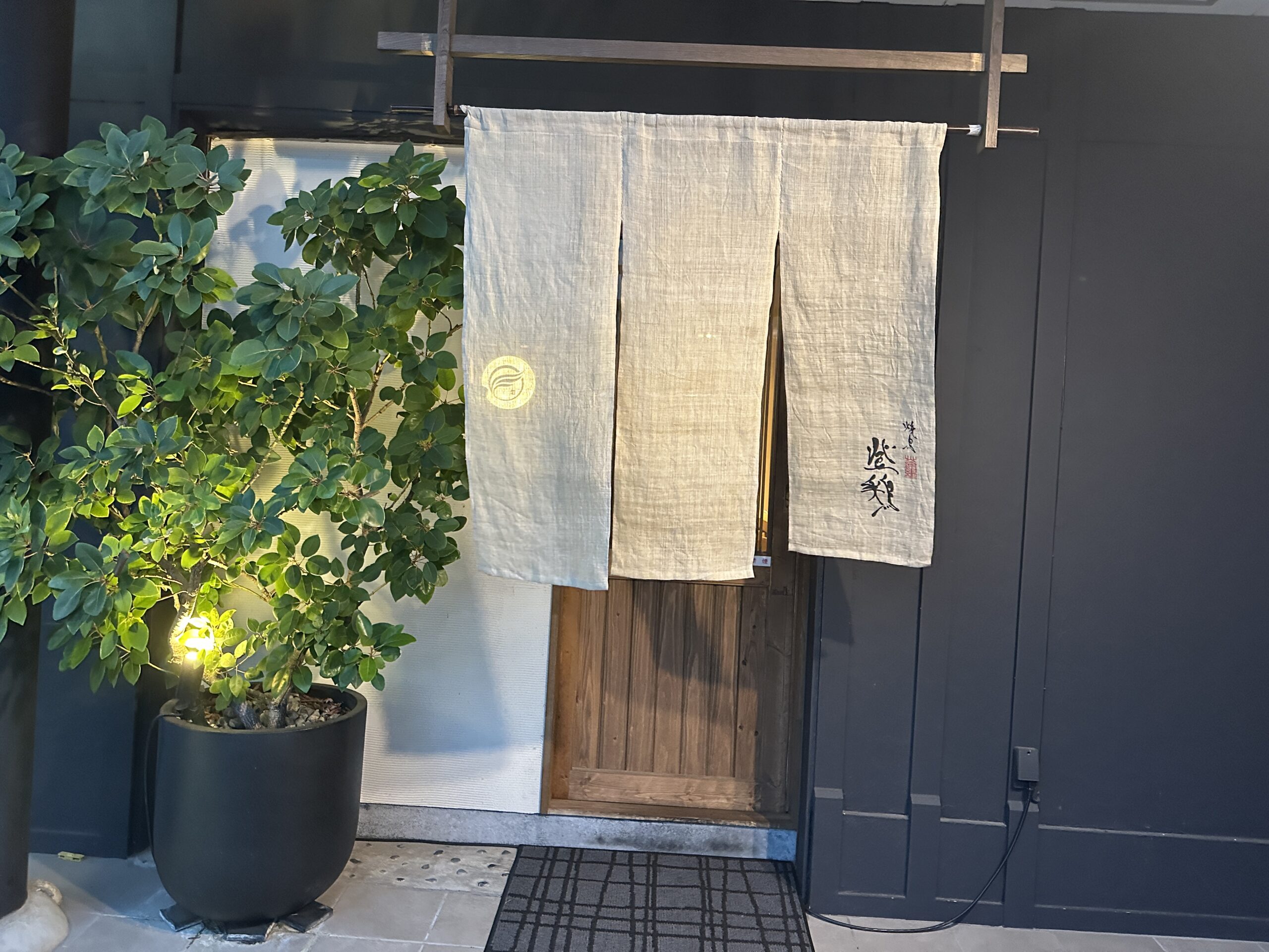 ＜TERIYAKI美食倶楽部＞高原比内地鶏の肉汁溢れる旨味が詰まった焼鳥「●●●」