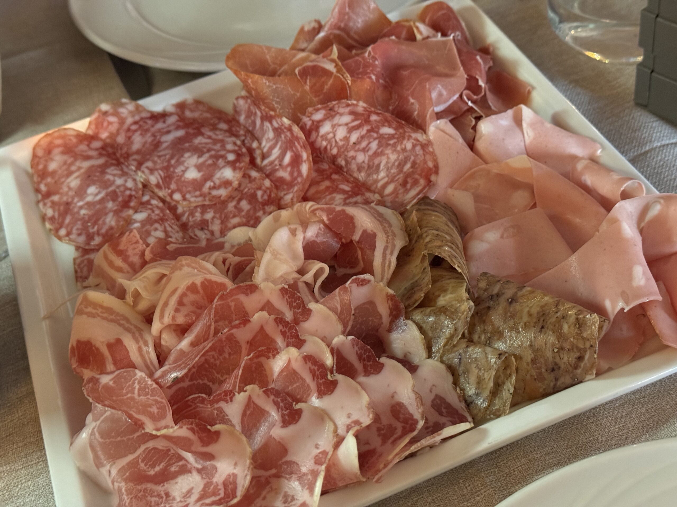 ＜イタリアグルメ＞モデナの伝統的な料理を味わう優雅なランチ【●●●】
