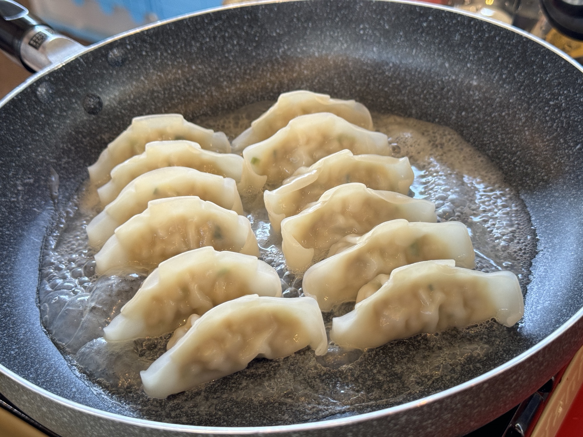 【【5年ぶりの復活！】味の素の冷凍餃子を自分で焼いて食べる「●●●」が両国駅の幻のホームに登場