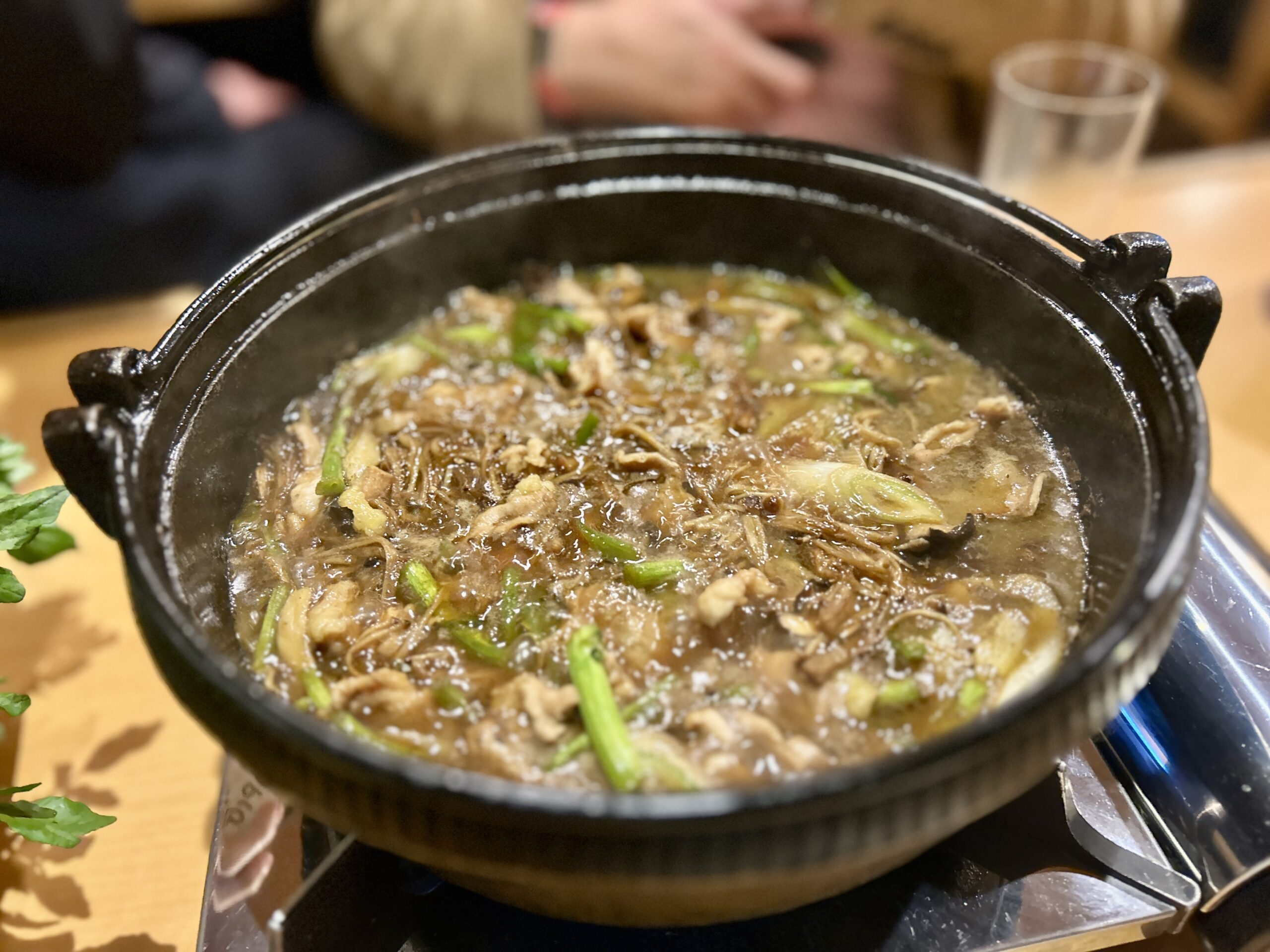 〖練馬〗冬のテーブル席でしか会えない“フォアグラ鍋”。「●●●」は、焼き鳥屋の枠を静かに超えてくる。