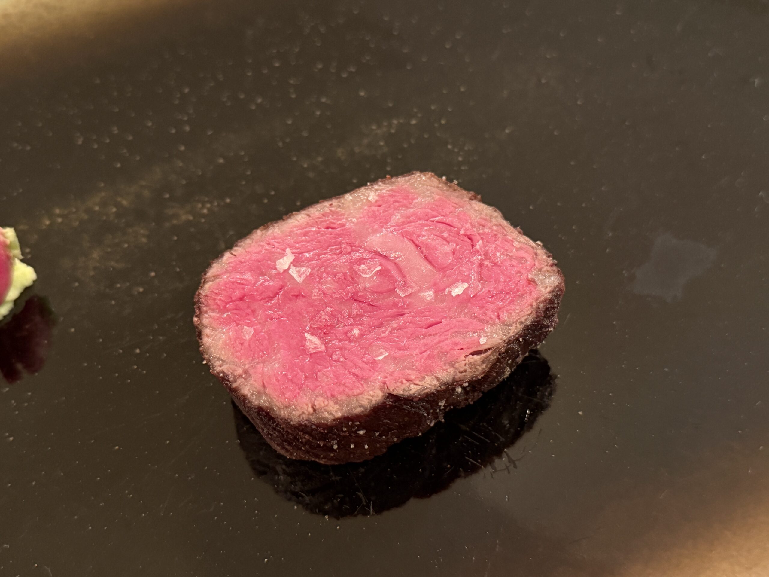 切っても肉汁が出ない肉が、いちばん旨い──代々木・●●●の衝撃