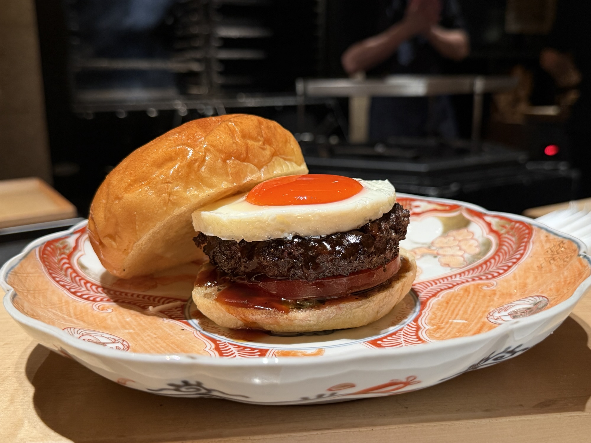 昼にしか会えない一杯。赤坂見附「●●●」の薪焼きハンバーガーコース